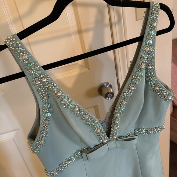 MAC DUGGAL
Green Crepe Fitted Midi Dress With Bow And Beaded Trim - Picture 5 of 15